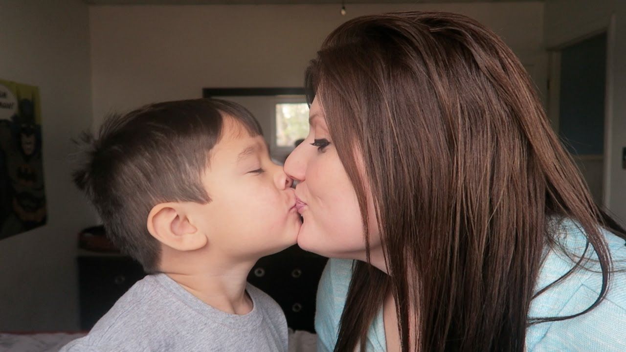 Copycat reccomend mom kiss son