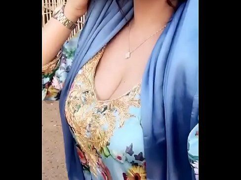 Green T. reccomend indian cleavage show