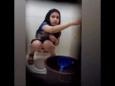 Lady L. reccomend woman peeing toilet